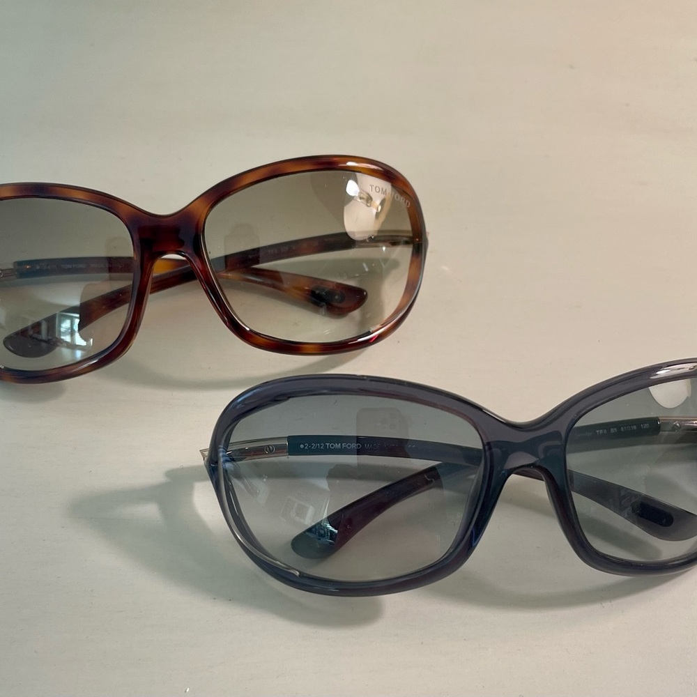 Tom Ford ‘Jennifer’ sunglasses. Light grey frame.